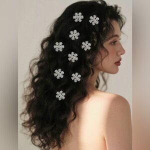 New Silver Snowflake Hair Clips.. Each package contains 6 pieces